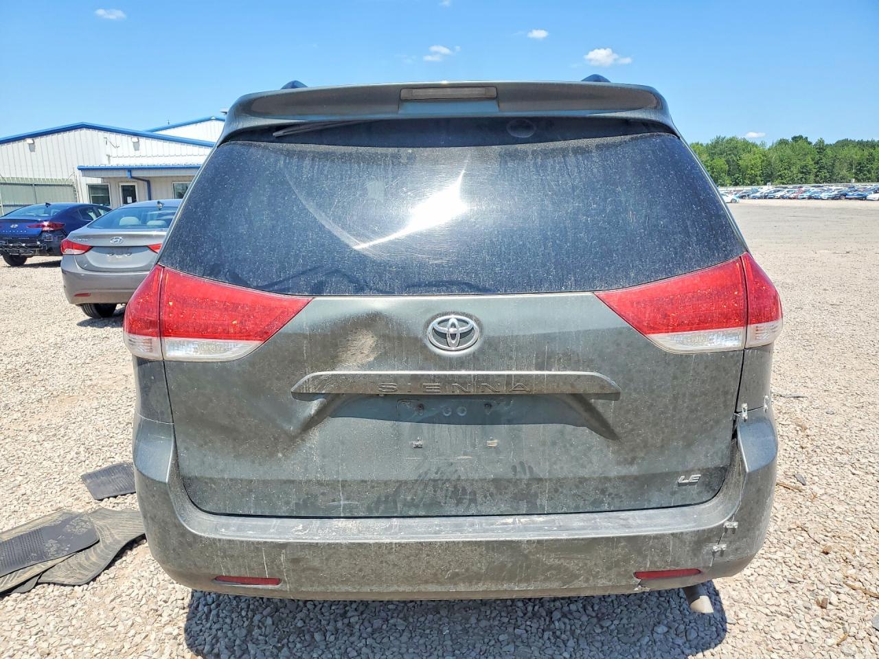 2014 Toyota Sienna Le - zdjęcie 6