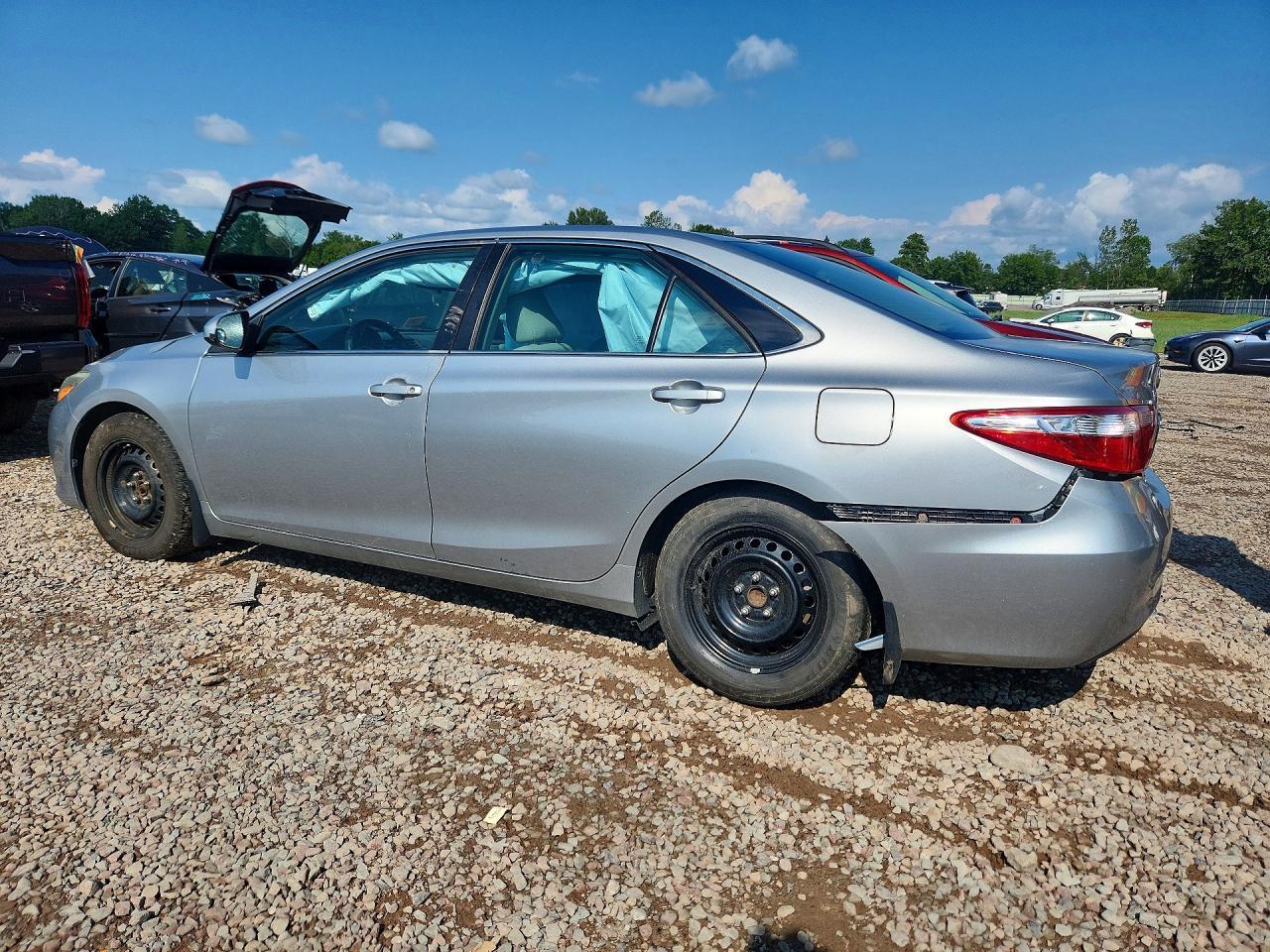 2015 Toyota Camry Le - zdjęcie 2