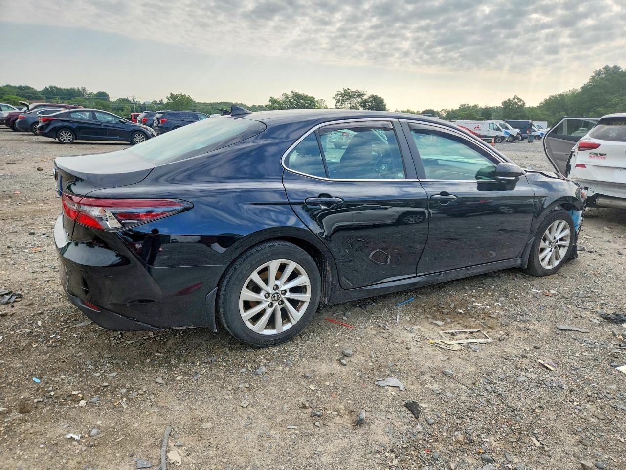 2023 Toyota Camry Le - zdjęcie 3