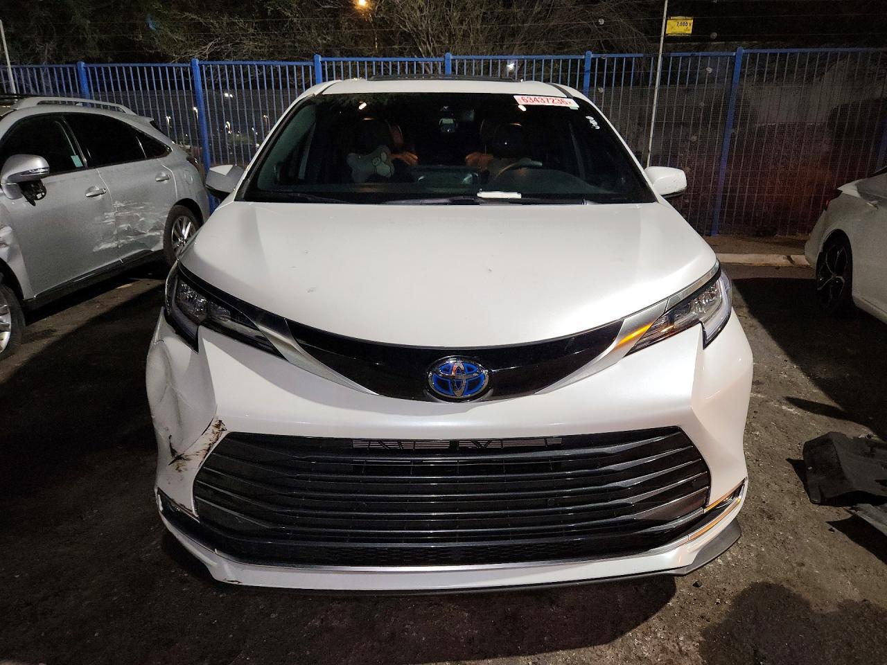 2025 Toyota Sienna Limited - zdjęcie 5
