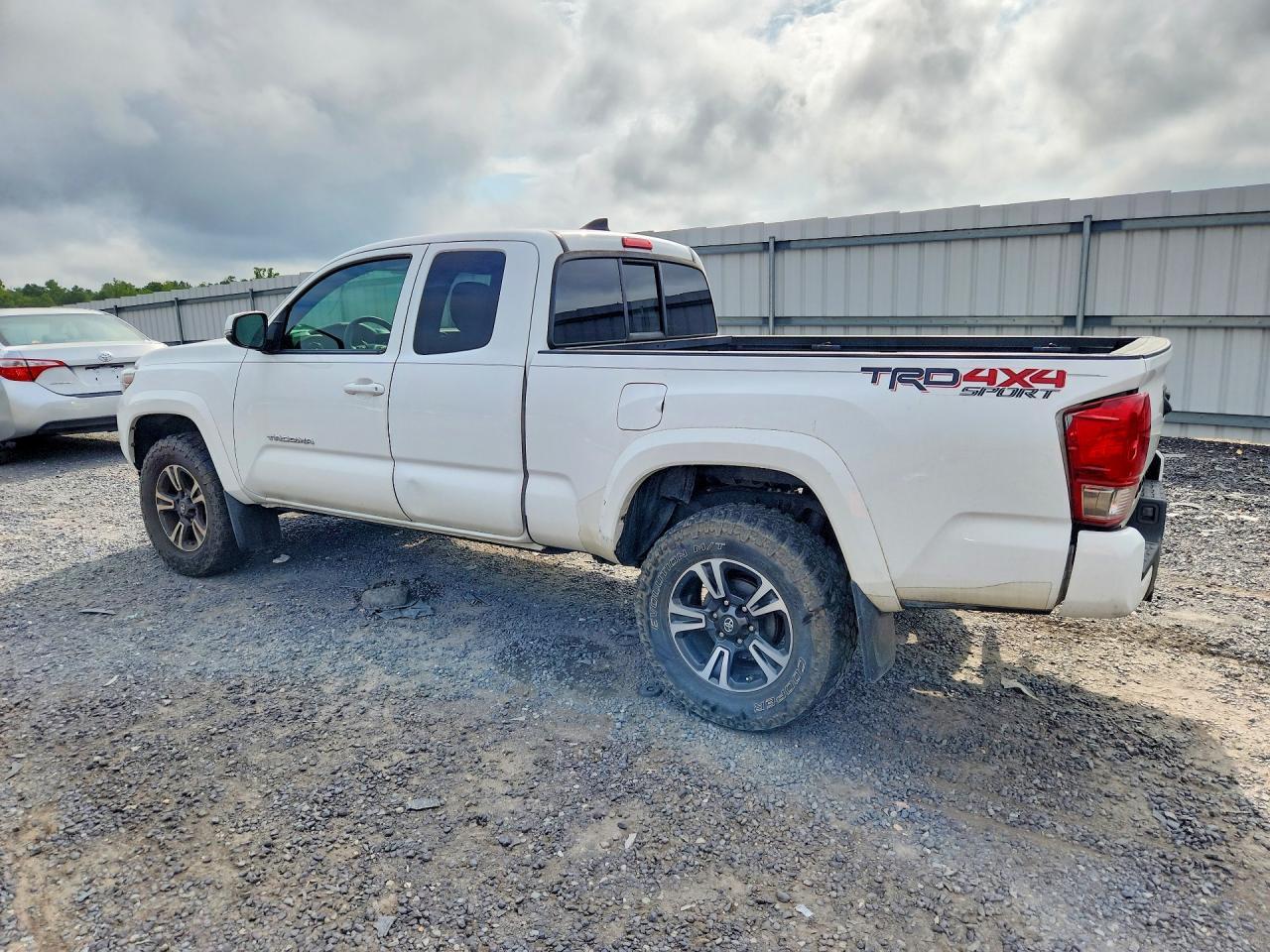 2017 Toyota Tacoma Trd Sport - zdjęcie 2