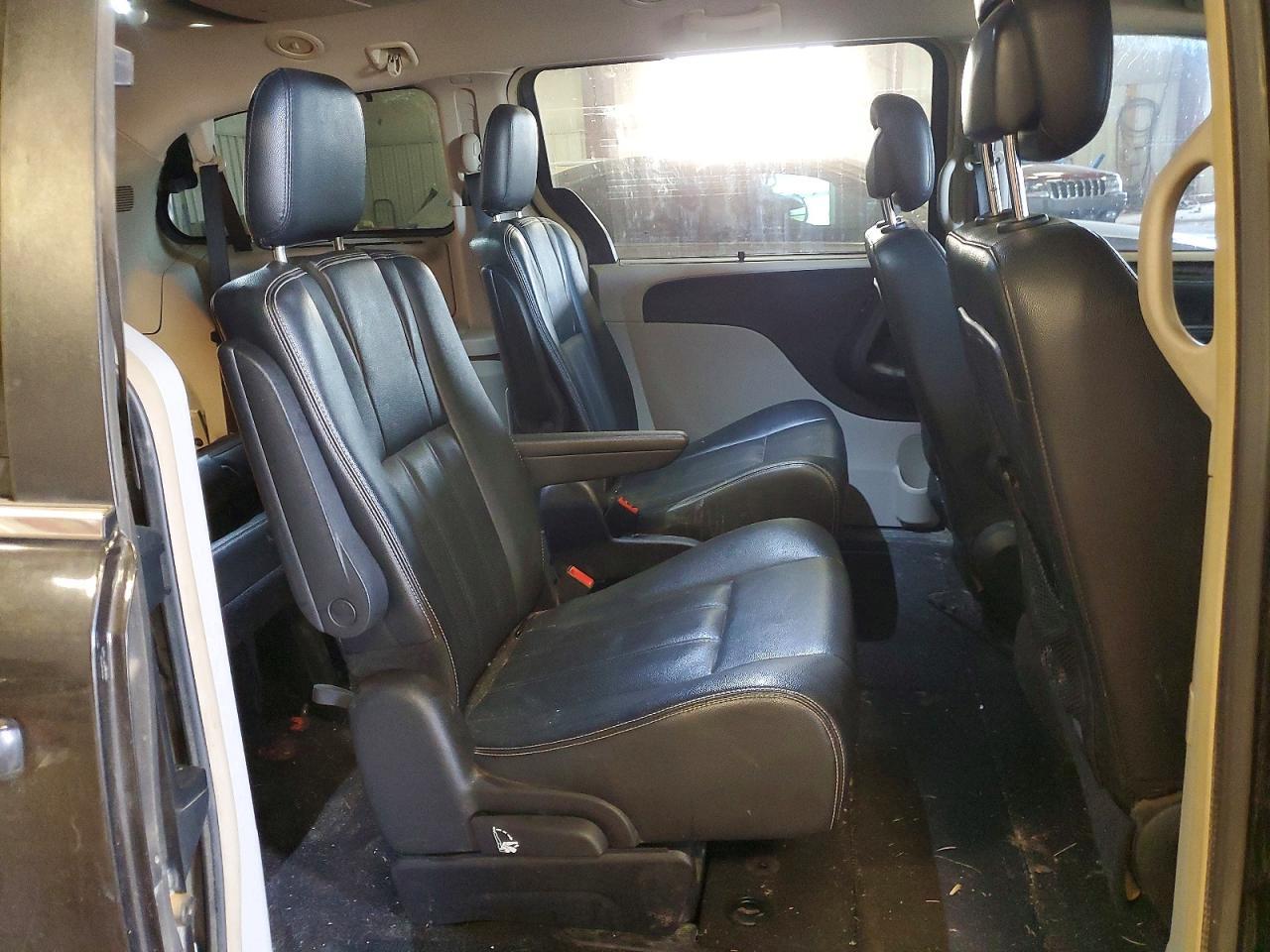 2016 Chrysler Town & Country Touring L - zdjęcie 11