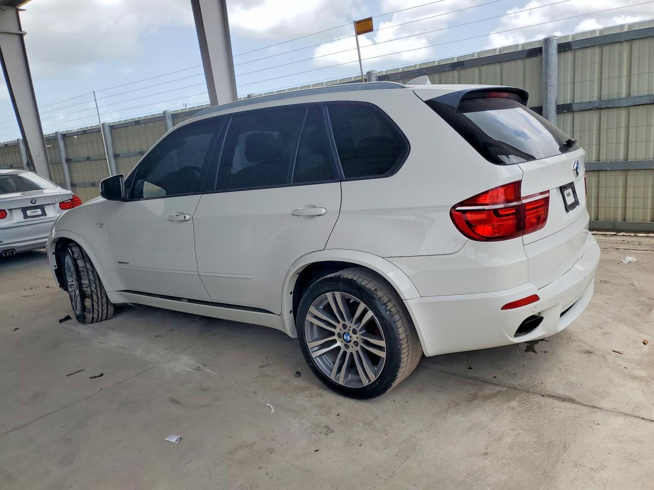 2013 BMW X5 xDrive50I - zdjęcie 2