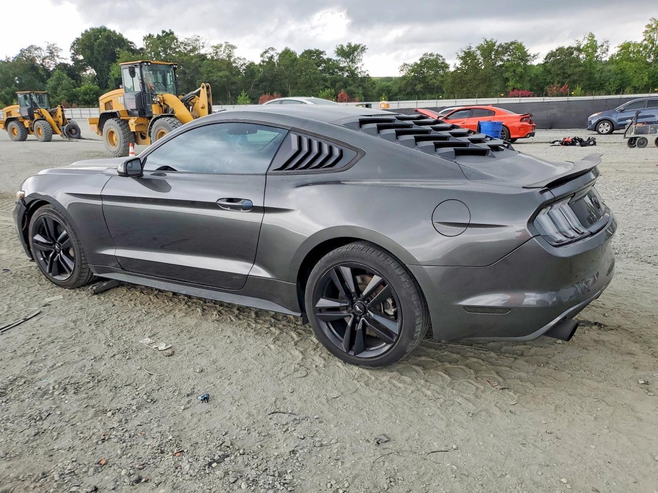 Ford Mustang - zdjęcie 2