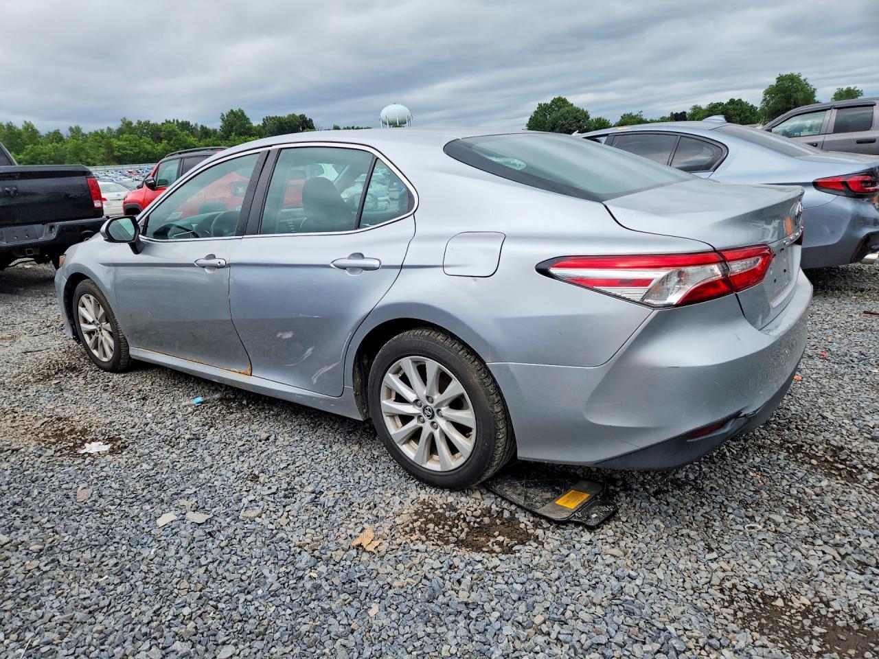 2018 Toyota Camry Le - zdjęcie 2