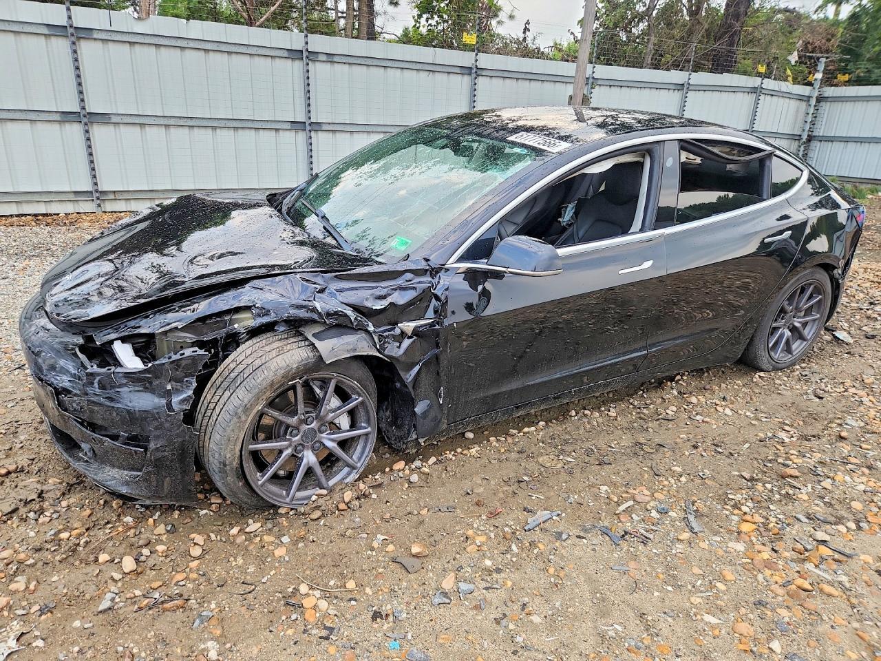 2020 Tesla Model 3 - zdjęcie główne