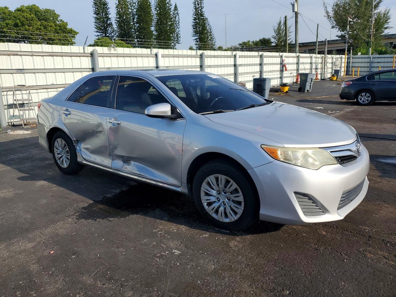 2014 Toyota Camry Le - zdjęcie 4