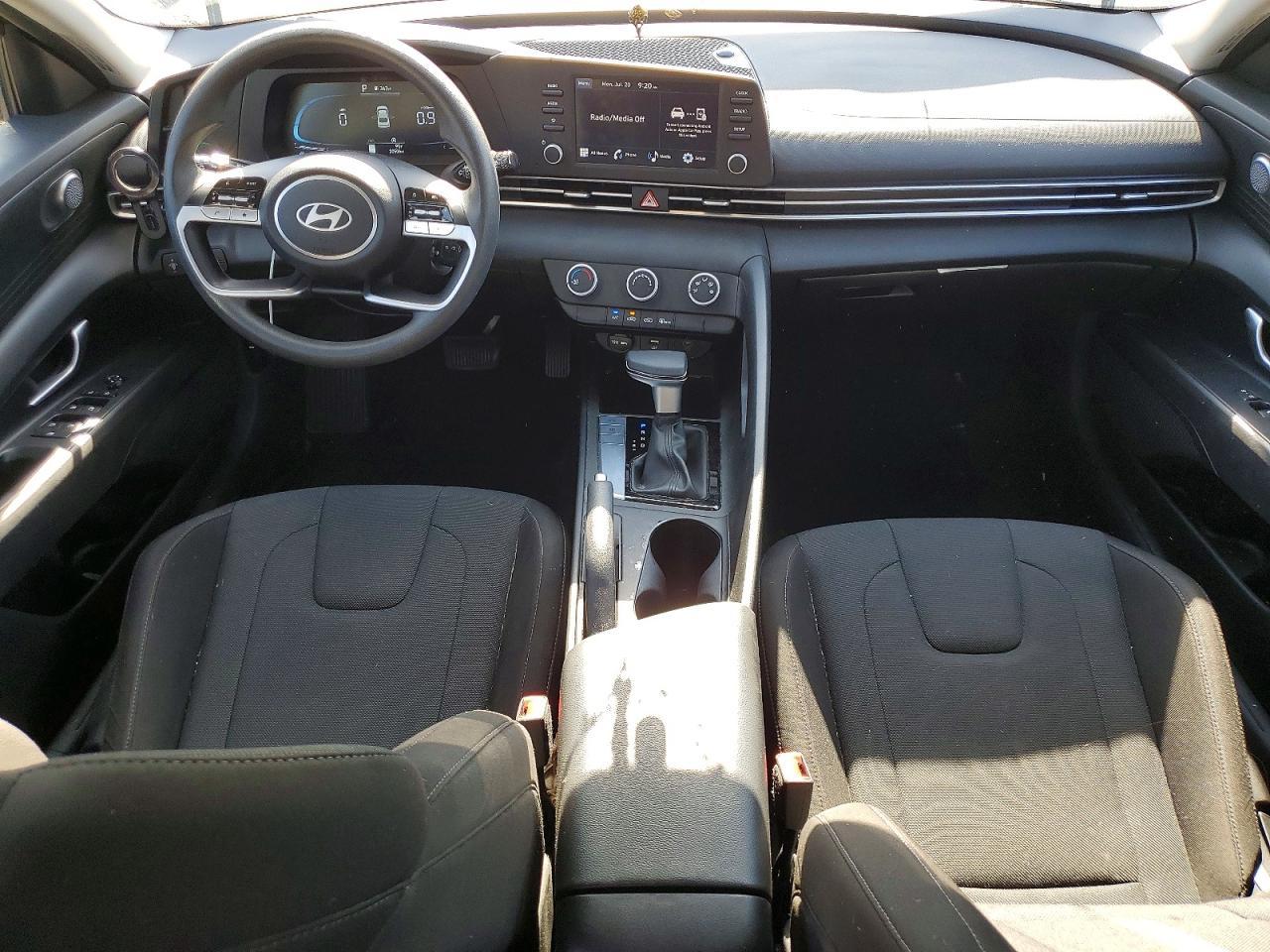 2025 Hyundai Elantra Se - zdjęcie 8