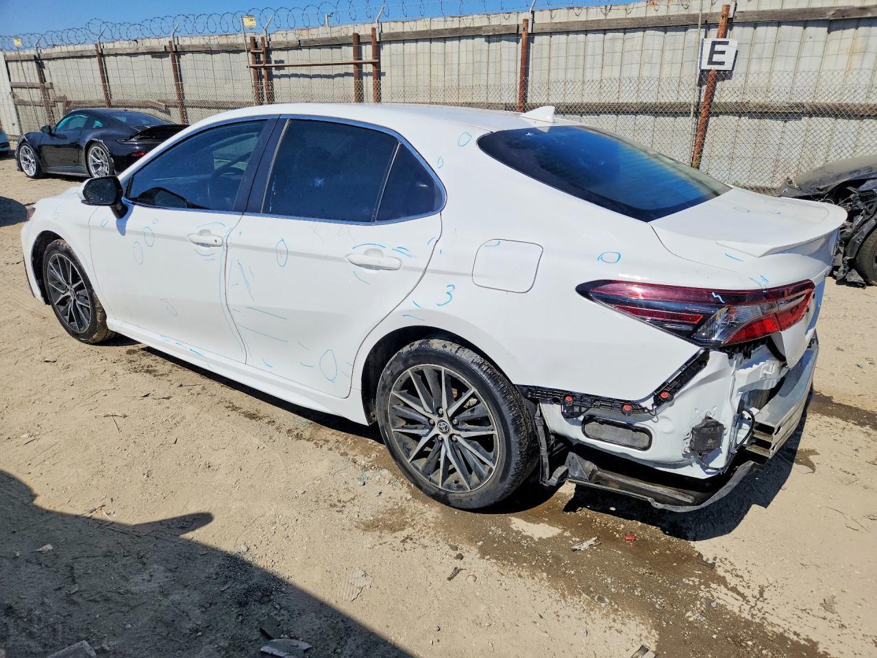 2023 Toyota Camry Se - zdjęcie 2