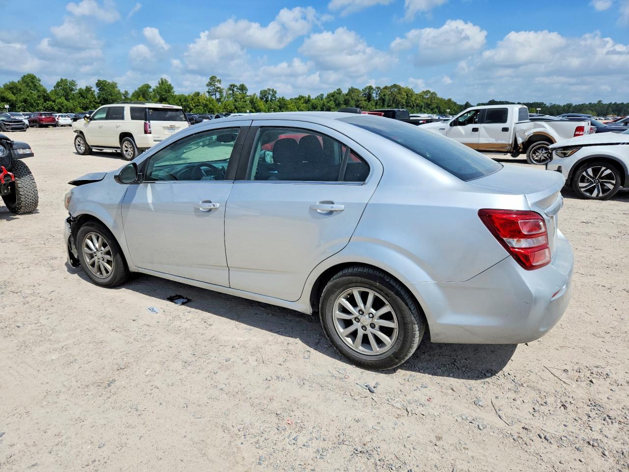 2018 Chevrolet Sonic Lt - zdjęcie 2