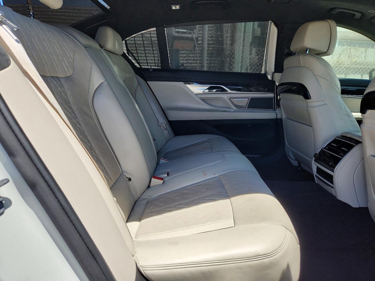 2016 BMW 750 Xi - zdjęcie 10