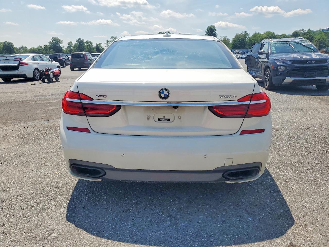 2016 BMW Seria 7 750i - zdjęcie 6