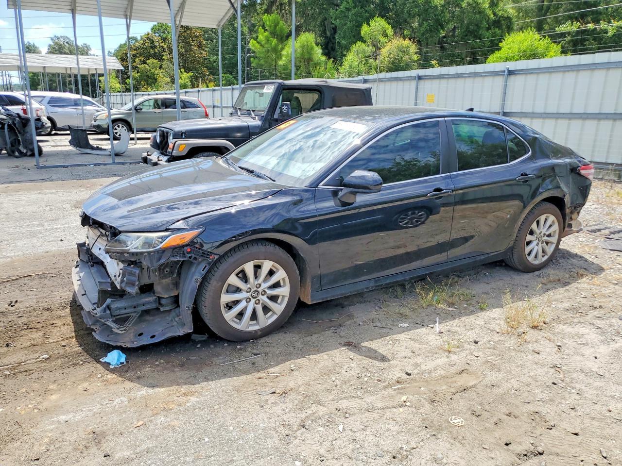 2020 Toyota Camry Le - zdjęcie główne