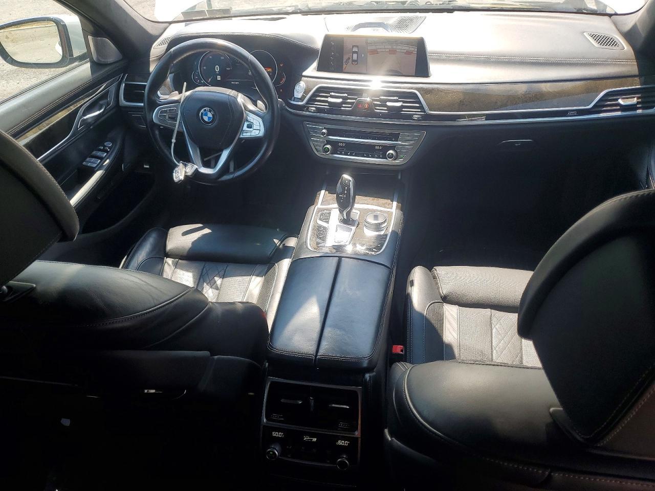 2016 BMW Seria 7 750i - zdjęcie 8
