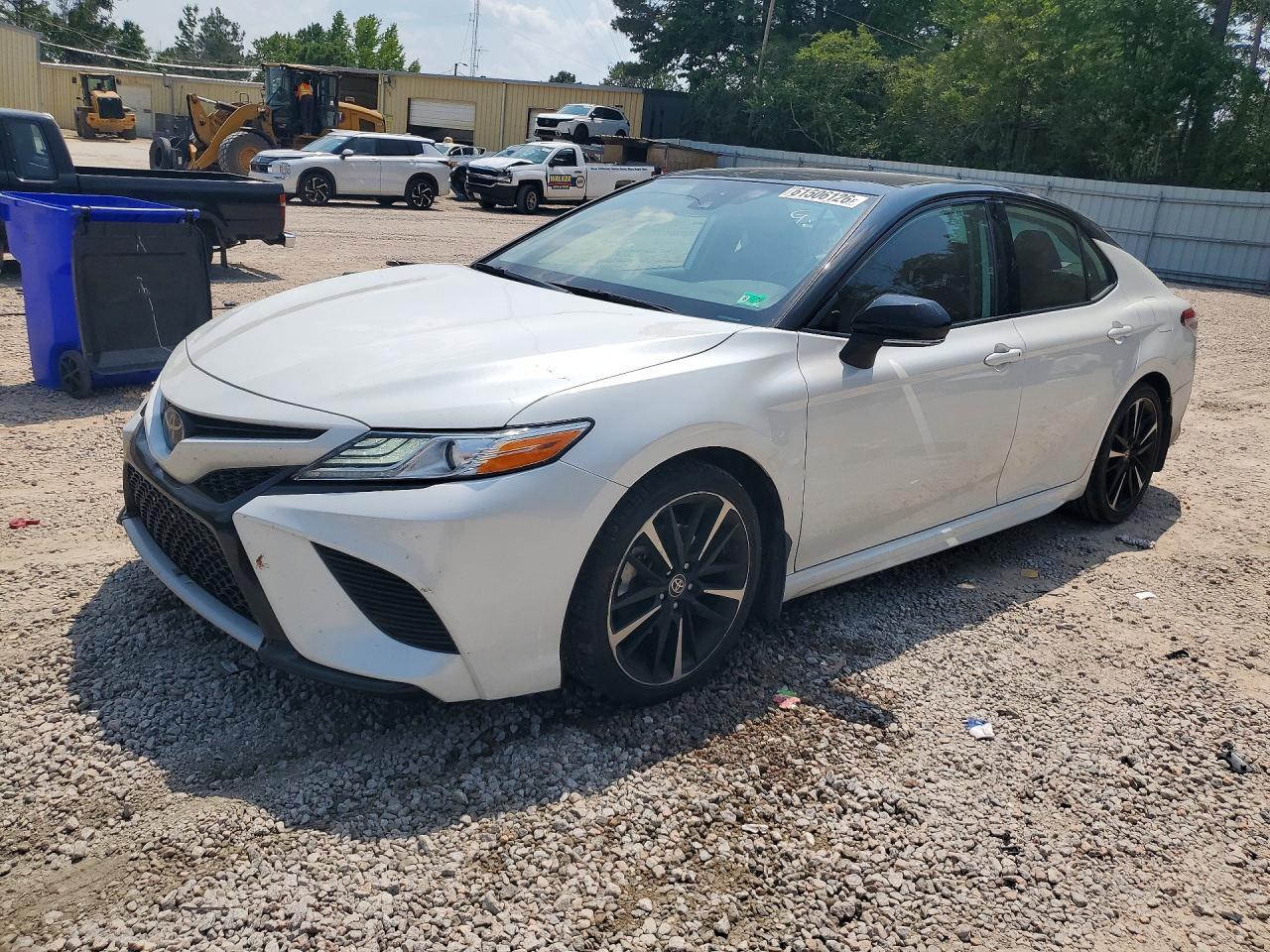 2020 Toyota Camry Xse - zdjęcie główne