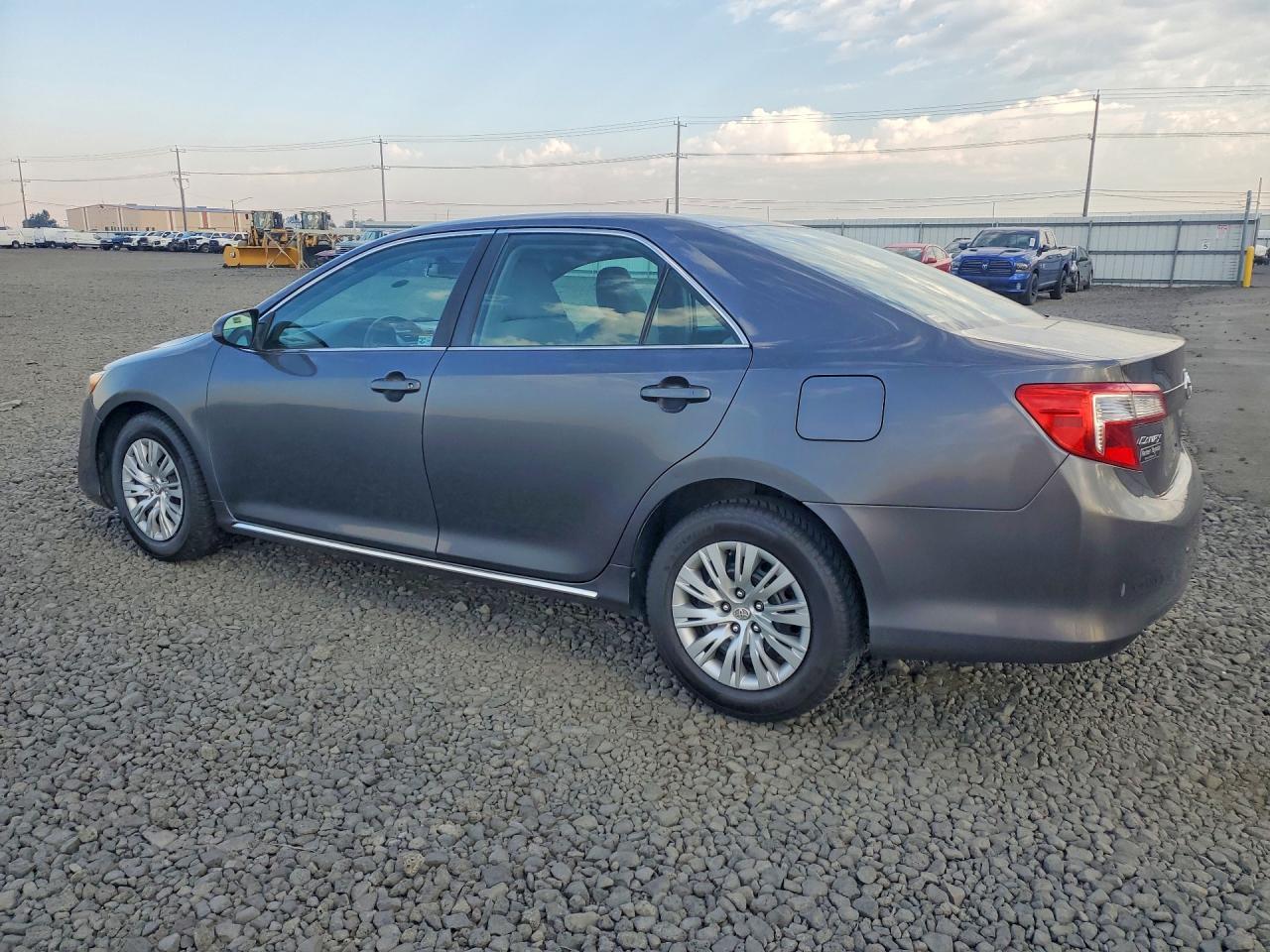 2013 Toyota Camry Le - zdjęcie 2