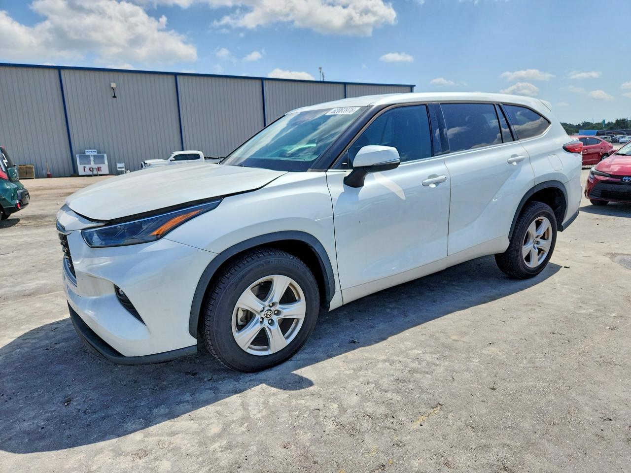 2022 Toyota Highlander Le - zdjęcie główne