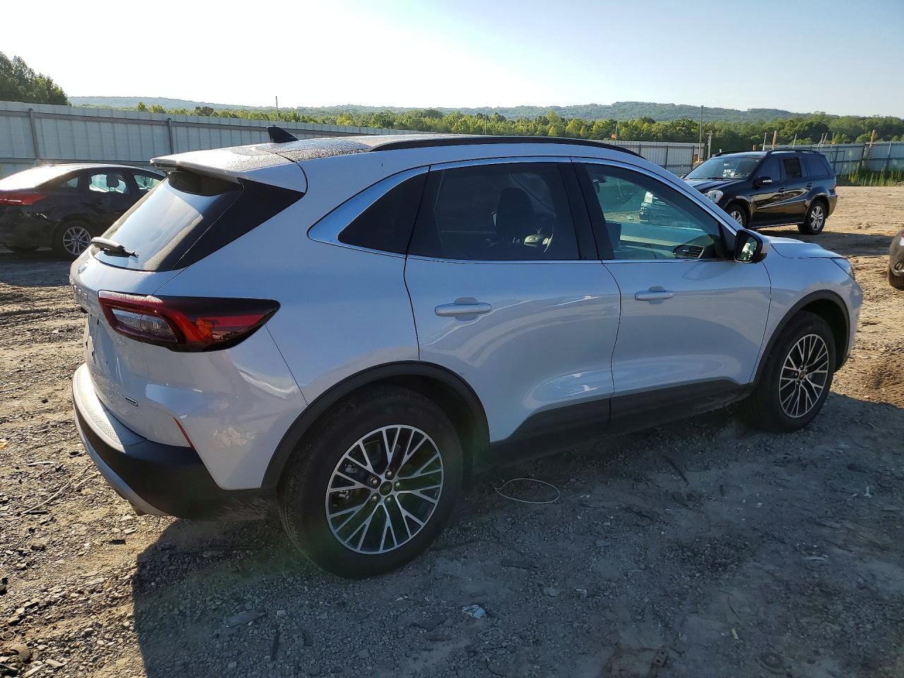 2026 Ford Escape Hybrid - zdjęcie 3