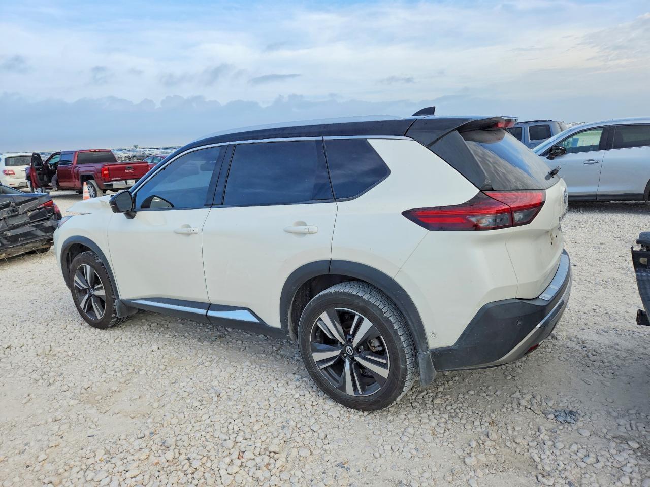 2021 Nissan Rogue Platinum - zdjęcie 2