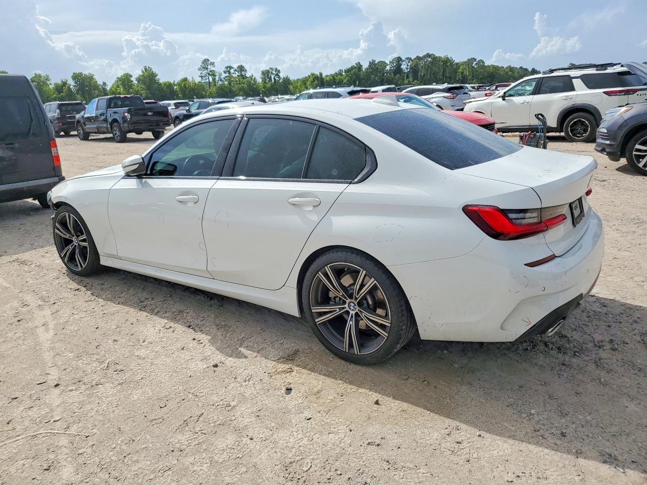 2021 BMW 330I - zdjęcie 2
