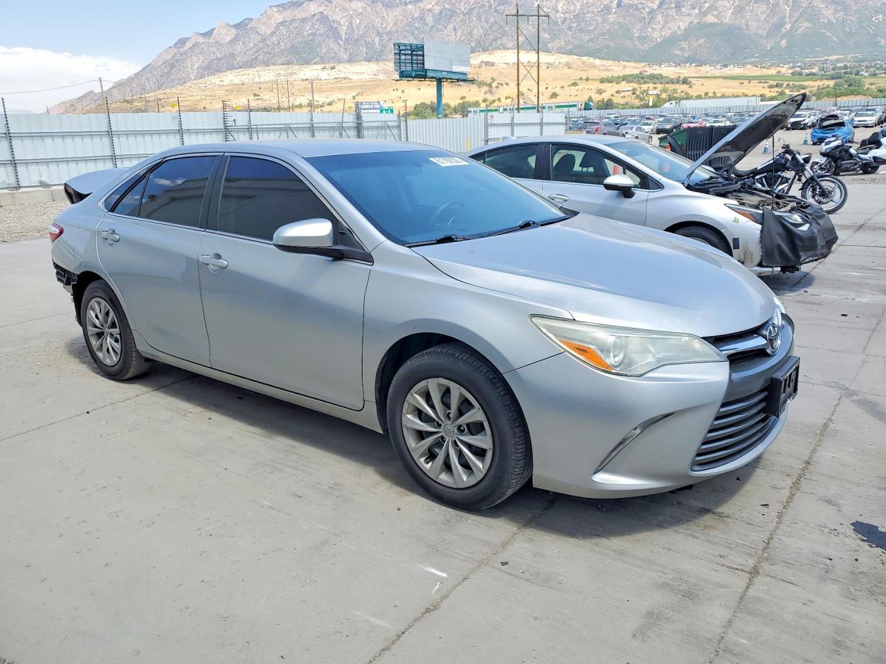 2017 Toyota Camry Le - zdjęcie 4