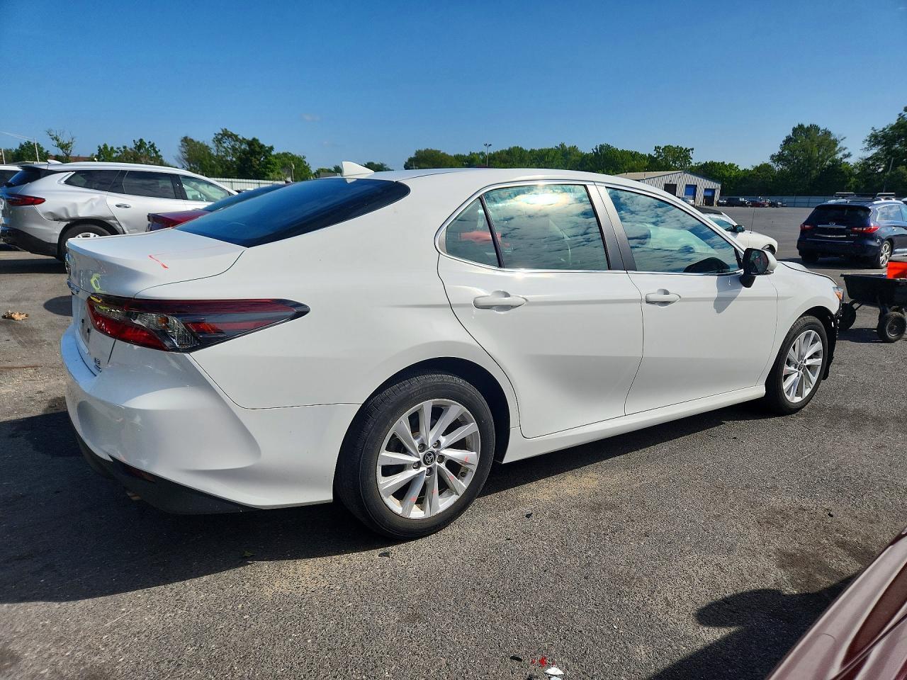 2023 Toyota Camry Le - zdjęcie 3
