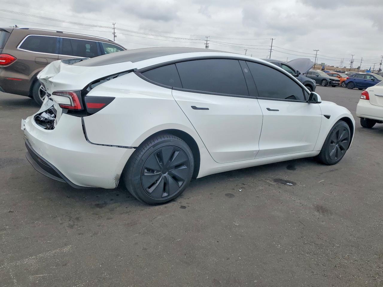 2025 Tesla Model 3 - zdjęcie 3