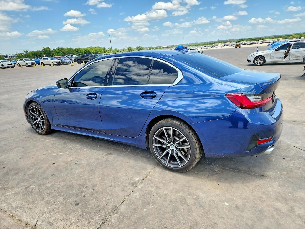 2022 BMW 330I - zdjęcie 2