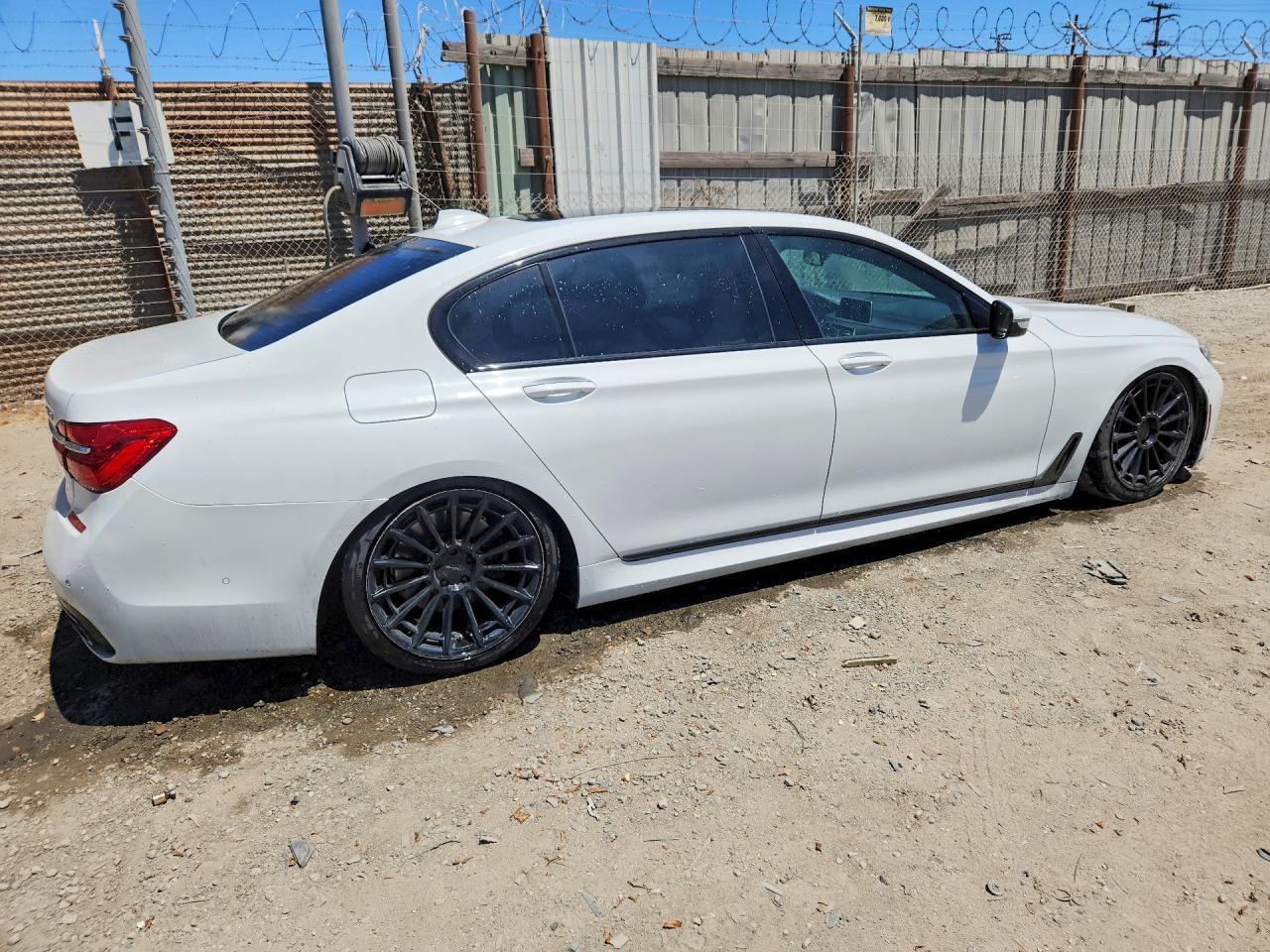 2016 BMW 750 Xi - zdjęcie 3