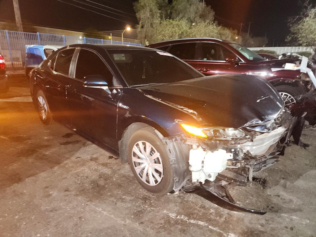 2019 Toyota Camry Le - zdjęcie 4