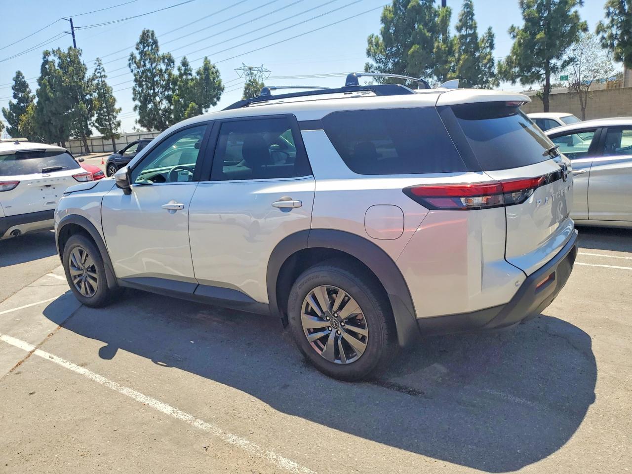 2025 Nissan Pathfinder Sv - zdjęcie 2