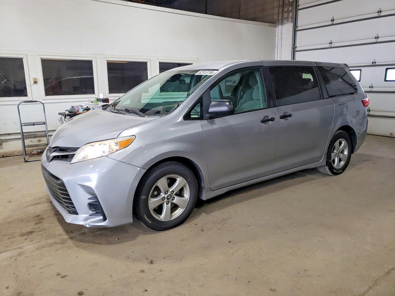 2018 Toyota Sienna L - zdjęcie główne