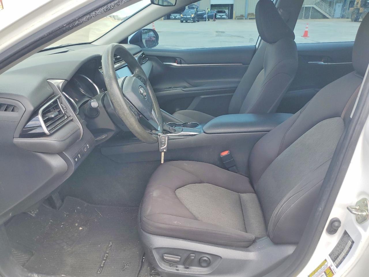 2020 Toyota Camry Le - zdjęcie 7