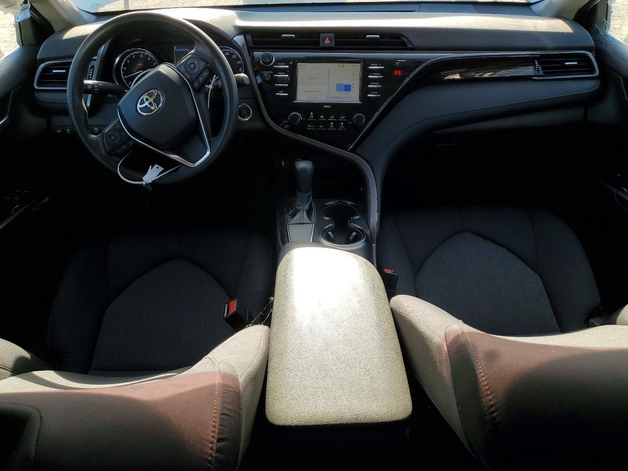 2020 Toyota Camry Le - zdjęcie 8