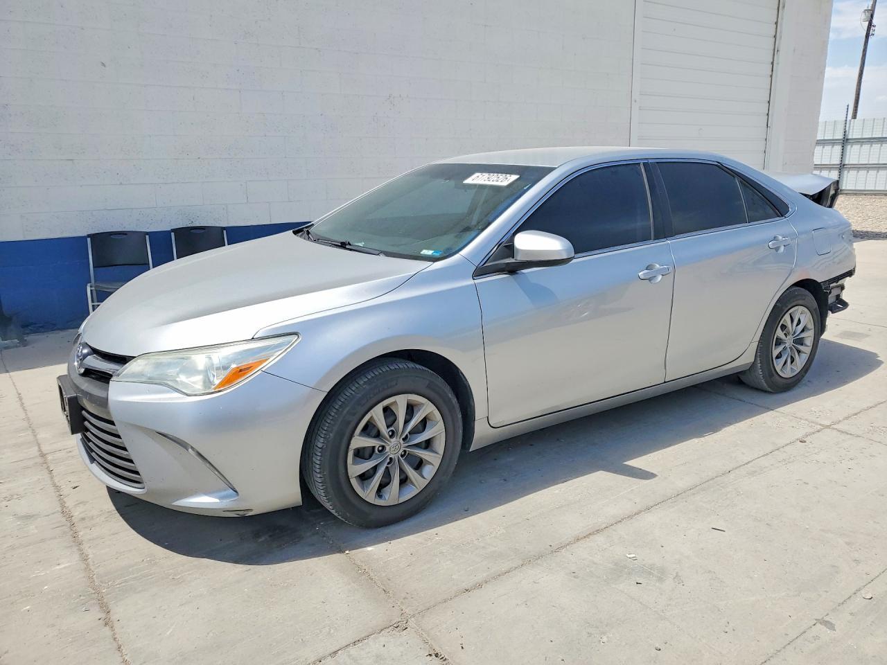 2017 Toyota Camry Le - zdjęcie główne