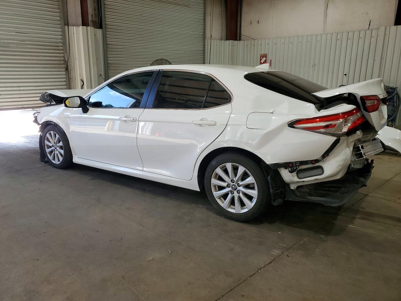 2020 Toyota Camry Le - zdjęcie 2
