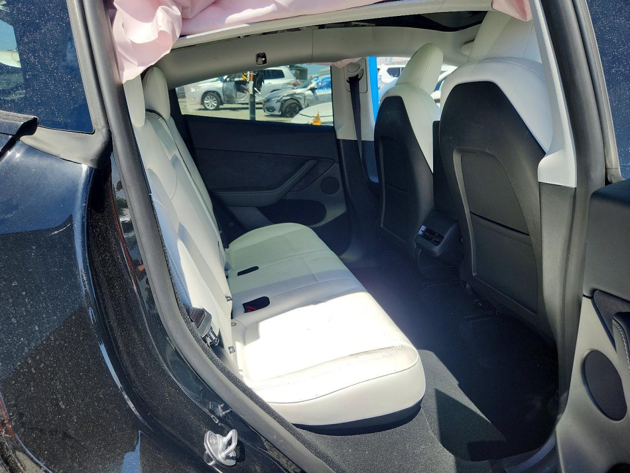 2025 Tesla Model Y - zdjęcie 11