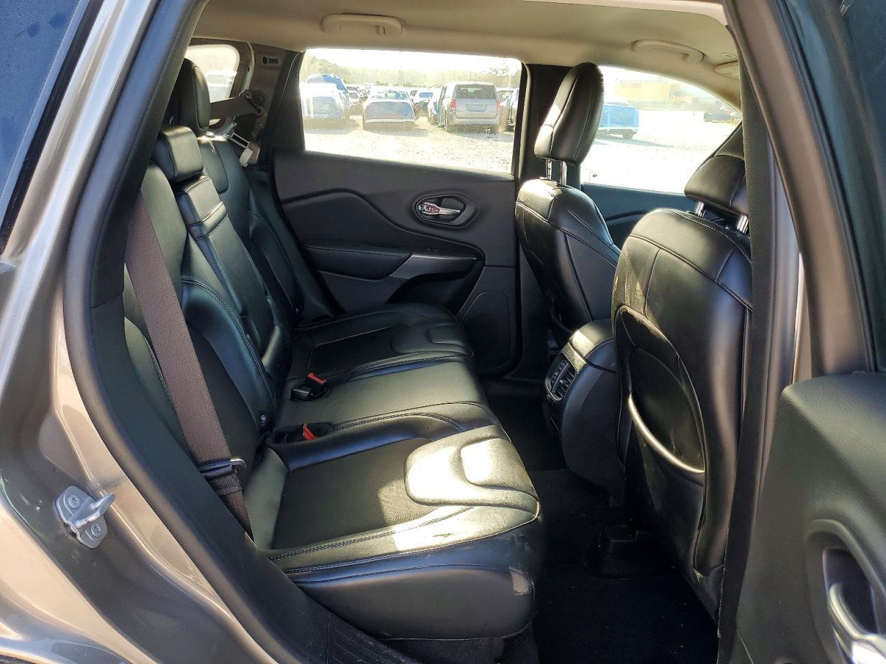 2019 Jeep Cherokee Latitude Plus - zdjęcie 11