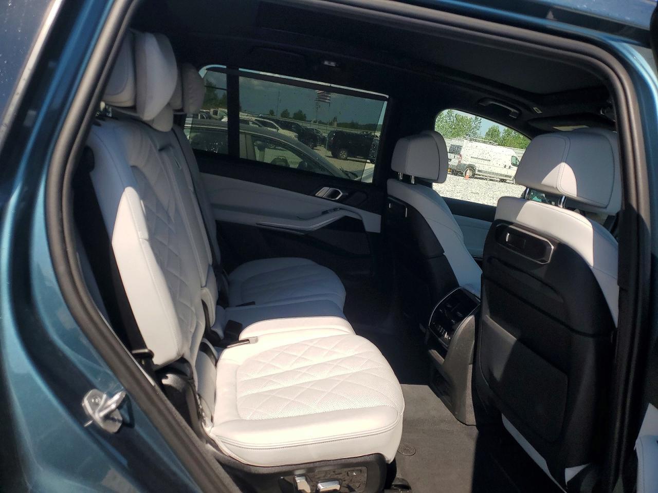 2025 BMW X7 xDrive40I - zdjęcie 11