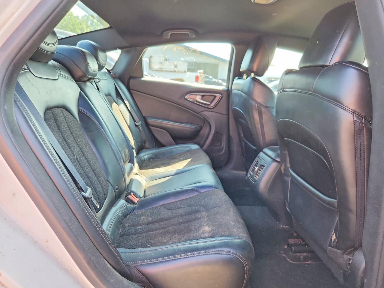 2016 Chrysler 200 S - zdjęcie 10