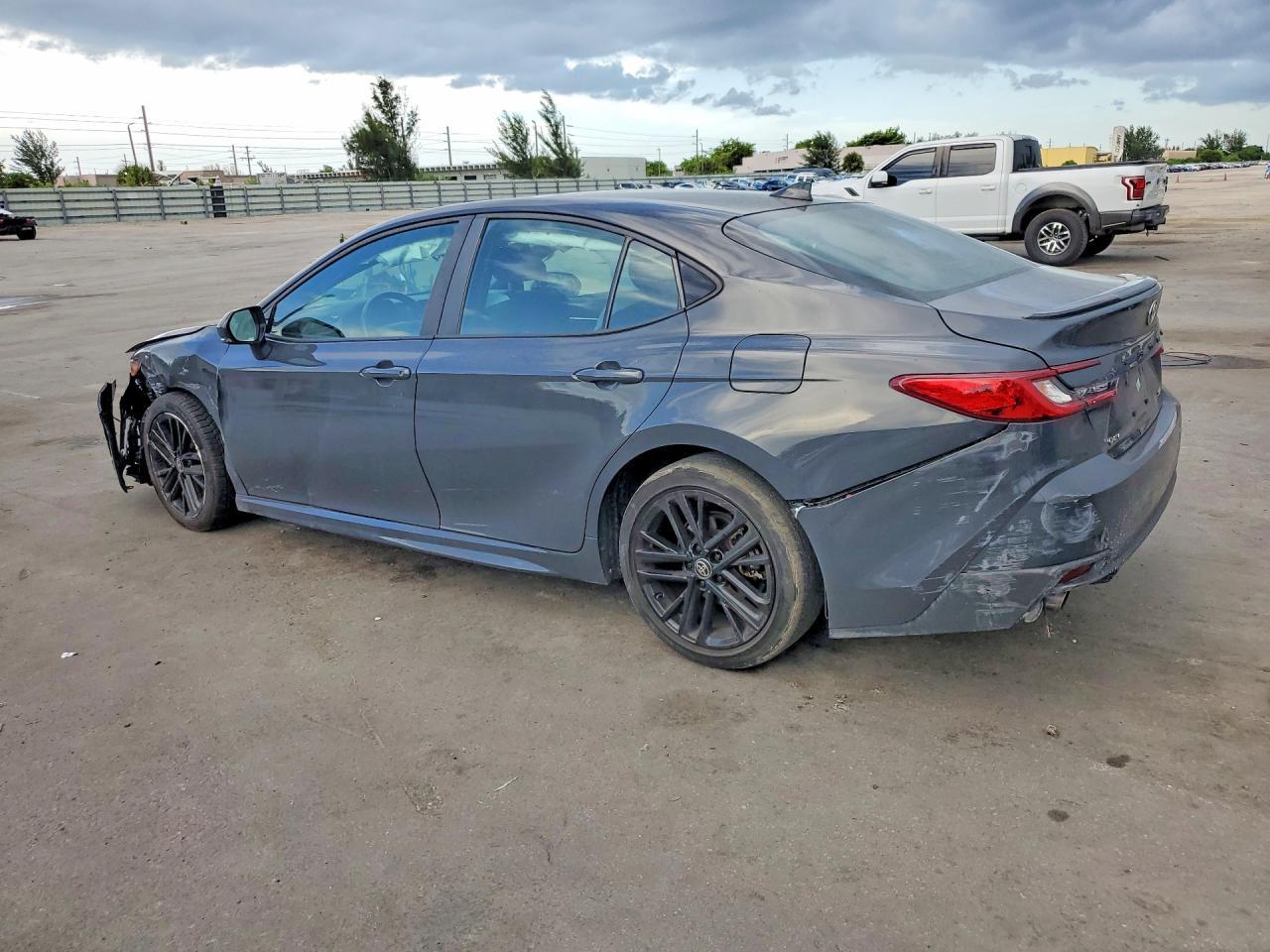 2025 Toyota Camry Se - zdjęcie 2