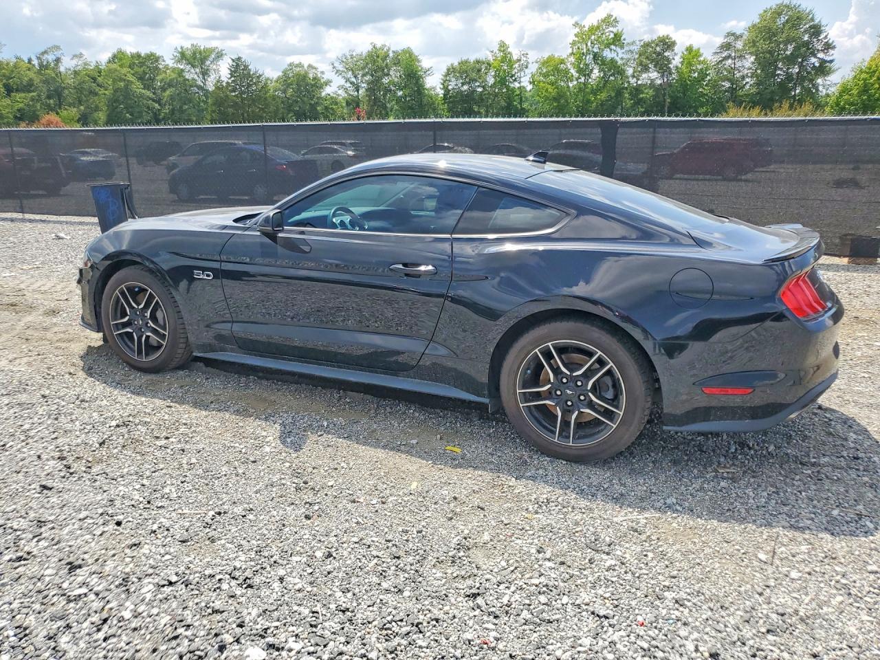 Ford Mustang - zdjęcie 2