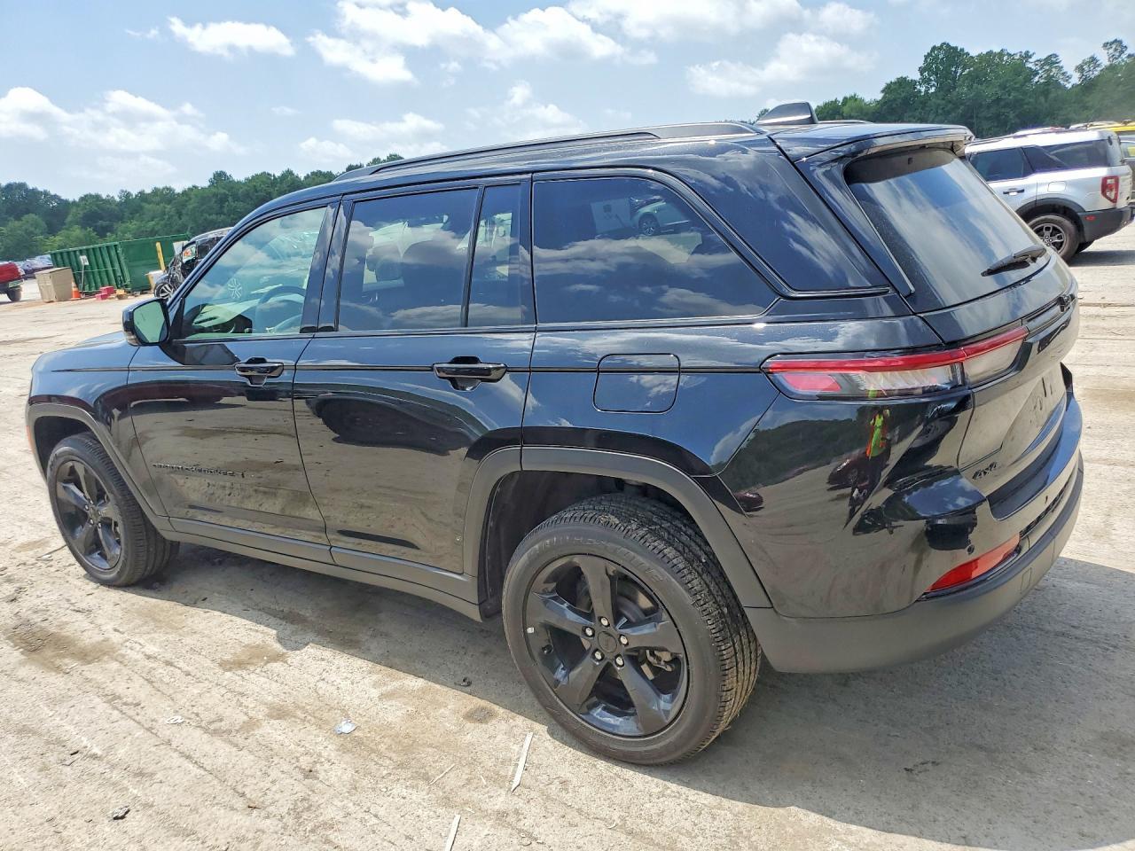 2025 Jeep Grand Cherokee Laredo - zdjęcie 2