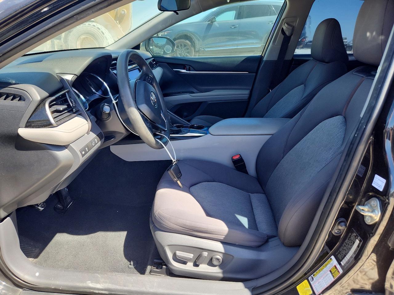 2020 Toyota Camry Le - zdjęcie 7