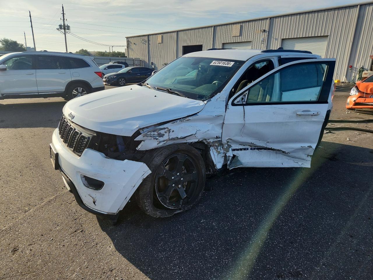 2019 Jeep Grand Cherokee Laredo - zdjęcie główne