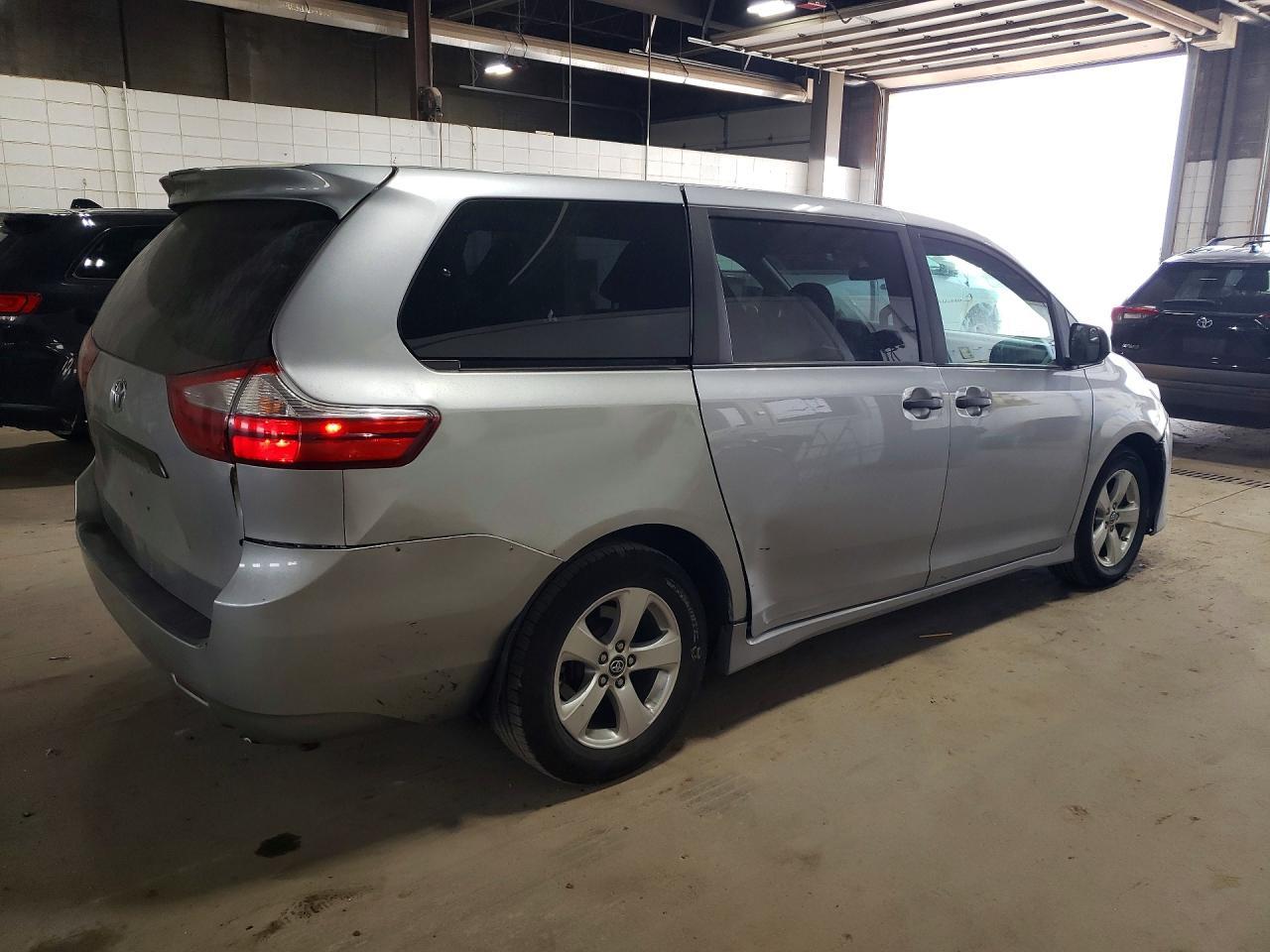 2018 Toyota Sienna L - zdjęcie 3