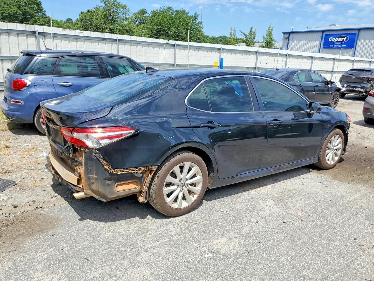 2020 Toyota Camry Le - zdjęcie 3