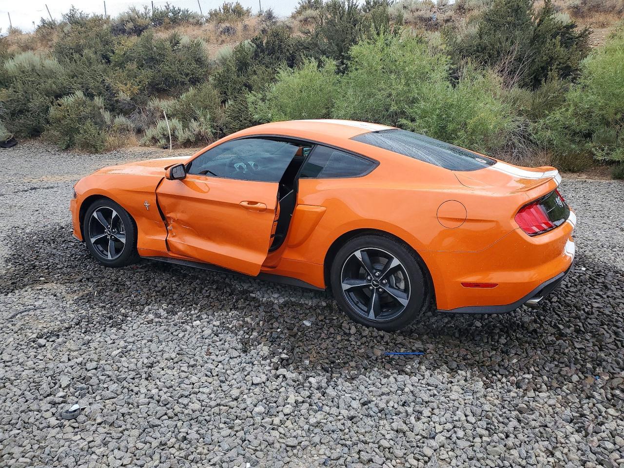 2020 Ford Mustang - zdjęcie 2