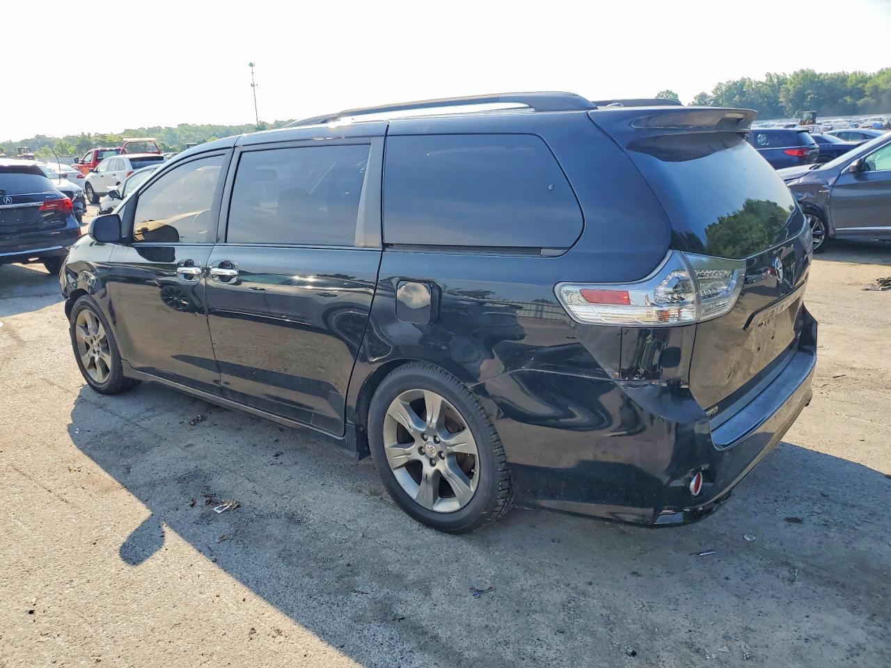 2014 Toyota Sienna Sport - zdjęcie 2
