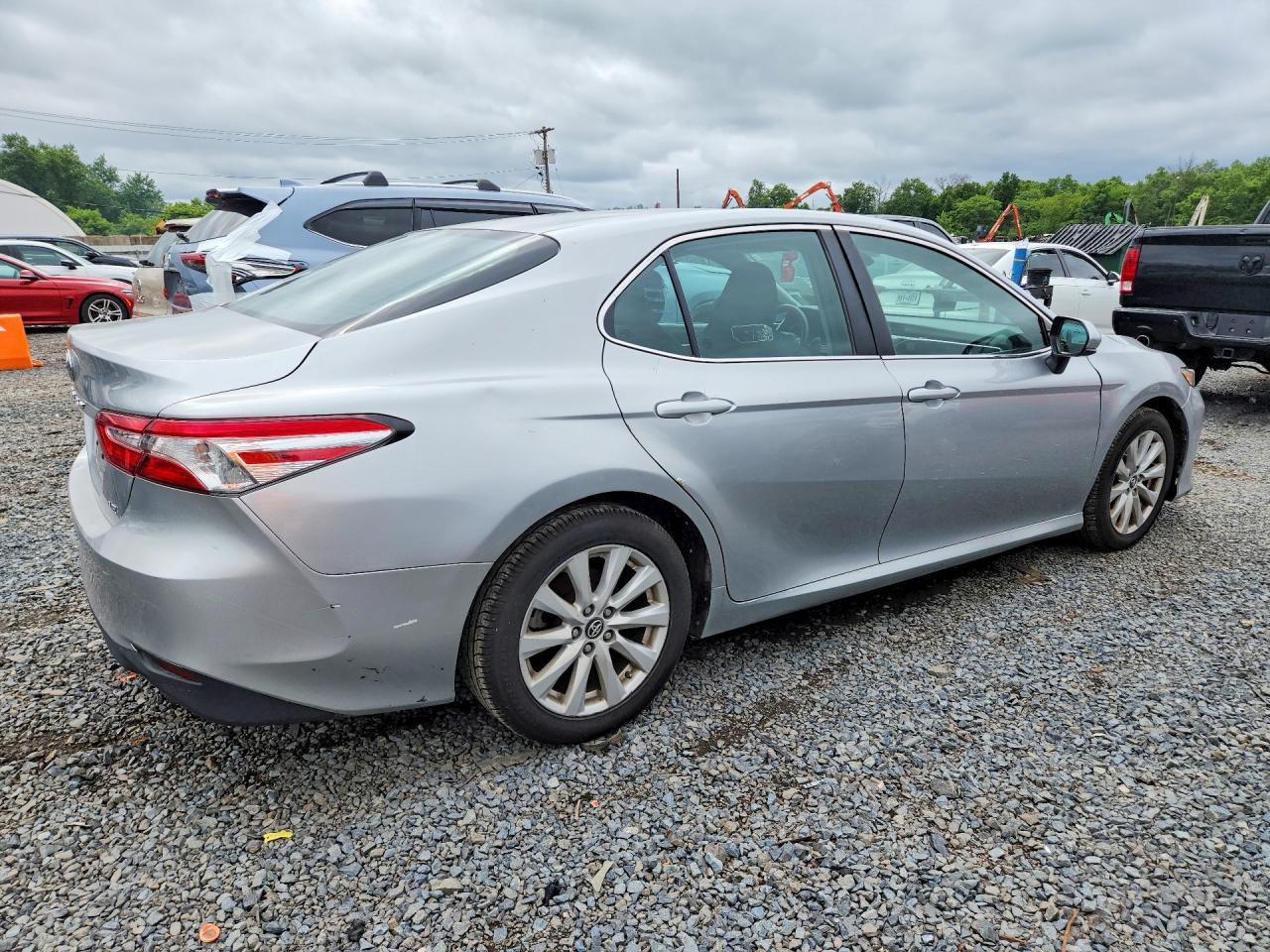2018 Toyota Camry Le - zdjęcie 3